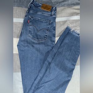 Levi full length skinny jeans w holes/ distress